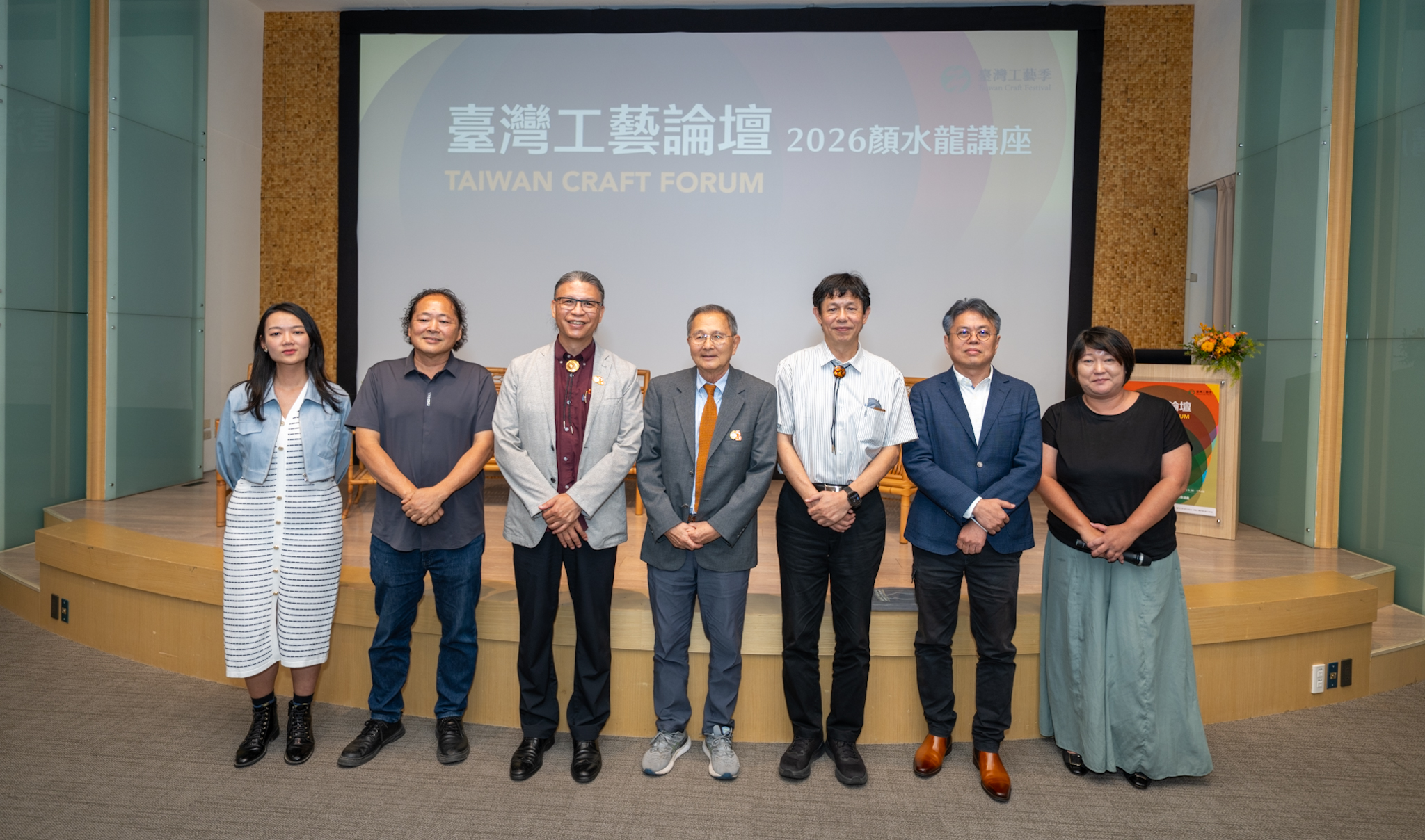 參與講者與貴賓共同合影留念，左起國立臺北藝術大學博物館研究所楊育睿助理教授、臺灣工藝聯盟總會長葉志誠、工藝中心主任陳殿禮、顏水龍文化基金會董事長顏千峰、國立雲林科技大學副校長黃世輝教授、南臺科技大學創新產品設計系王文雄副教授及臺中市立美術館副研究員林以珞。